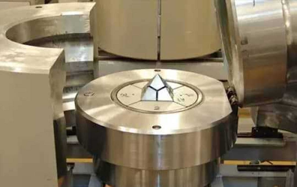 An HPHT Bars Press machine.