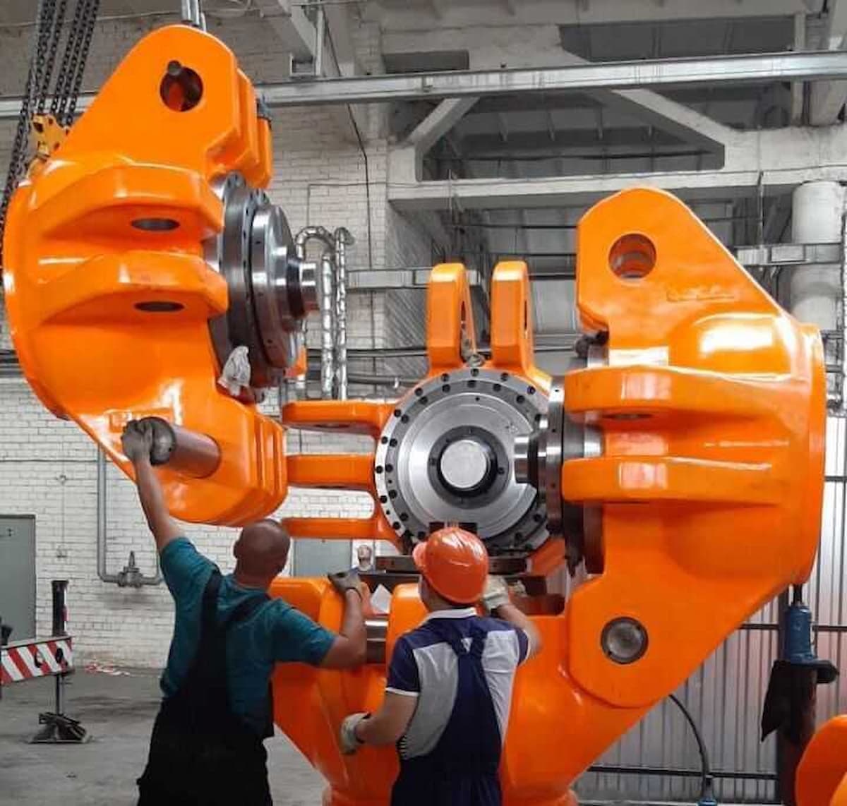 An HPHT Cubic Press machine.